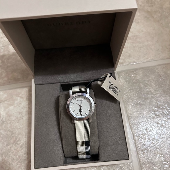 BURBERRY WATCH (10/10) - Picture 7 of 7